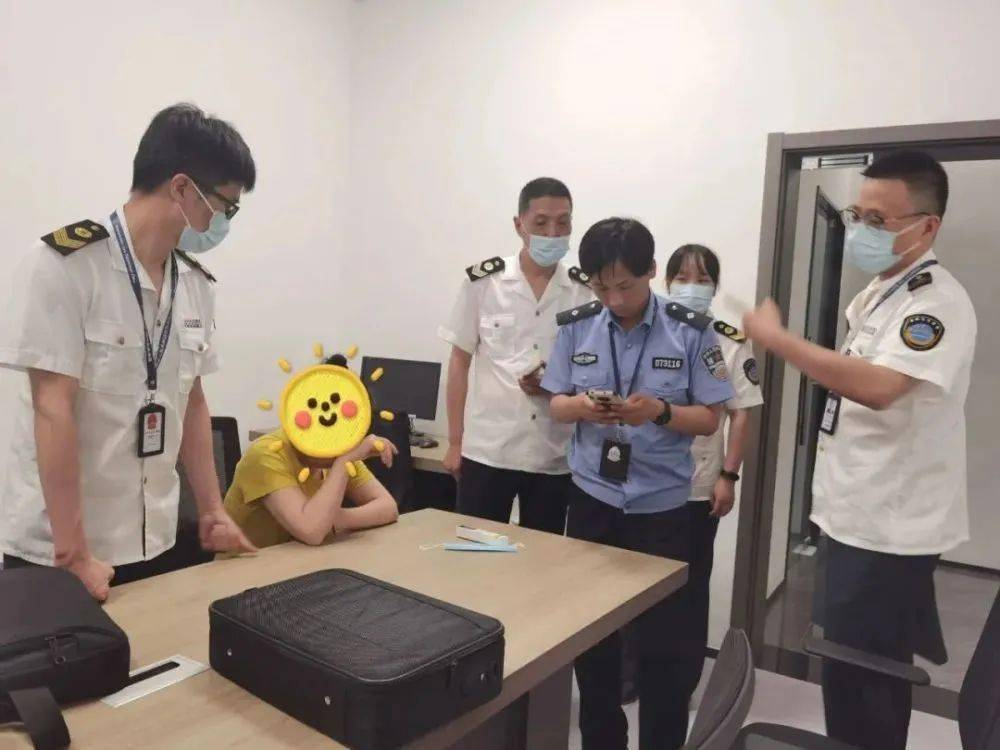 白天当保洁晚上竟摇身一变“牙齿美容师”！海宁这58岁女子栽了……(图2)